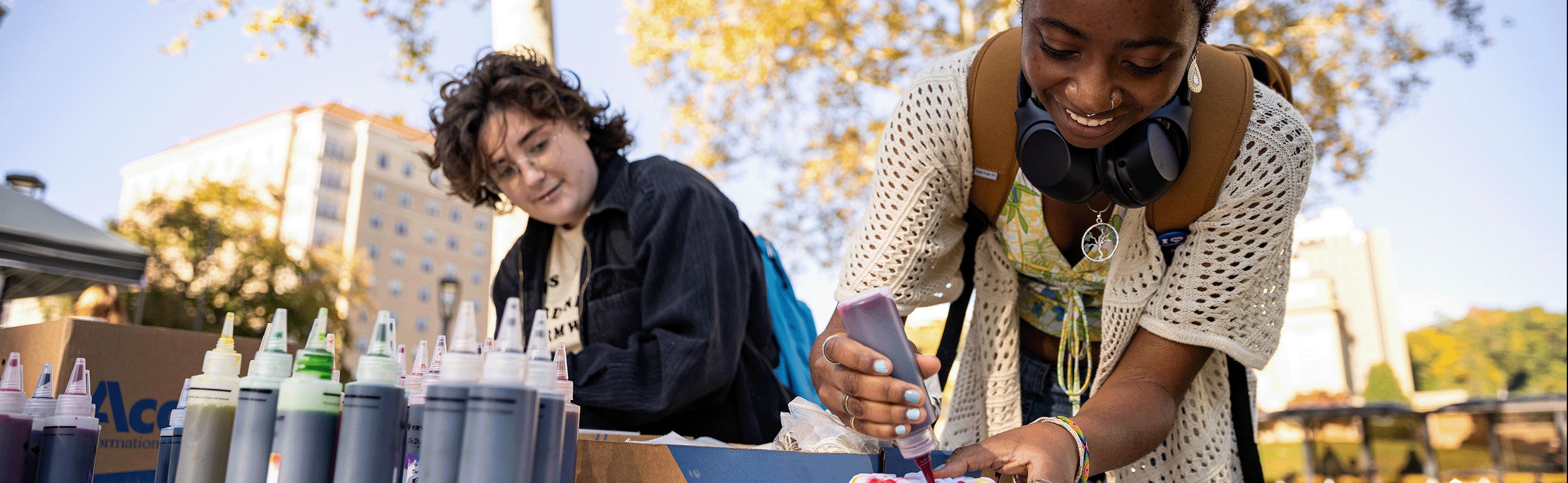 Students tie dying